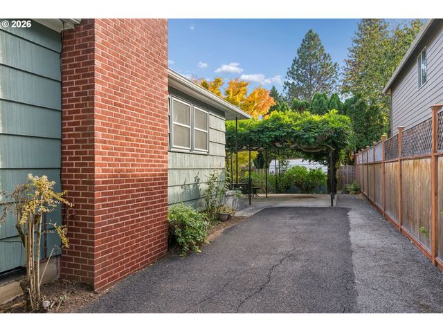4020 Se LEXINGTON St, Portland, OR 97202