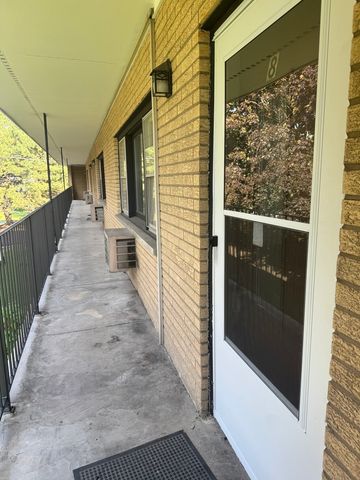 581 Burlington Avenue 8, Clarendon Hills, IL 60514