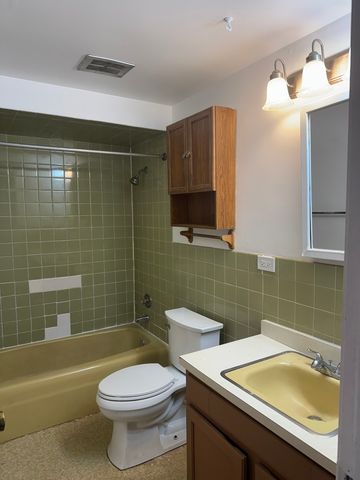 581 Burlington Avenue 8, Clarendon Hills, IL 60514