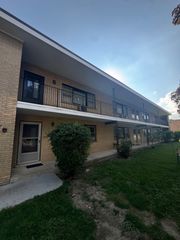 581 Burlington Avenue 8, Clarendon Hills, IL 60514