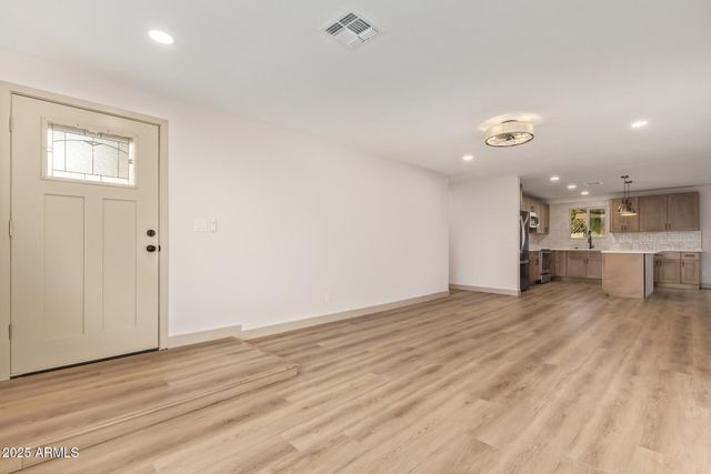 2910 W ANDERSON Drive, Phoenix, AZ 85053