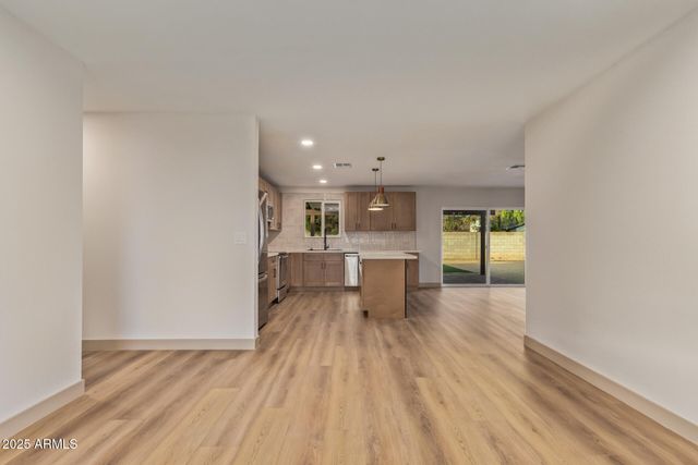 2910 W ANDERSON Drive, Phoenix, AZ 85053