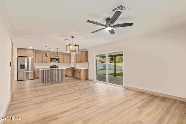 2910 W ANDERSON Drive, Phoenix, AZ 85053