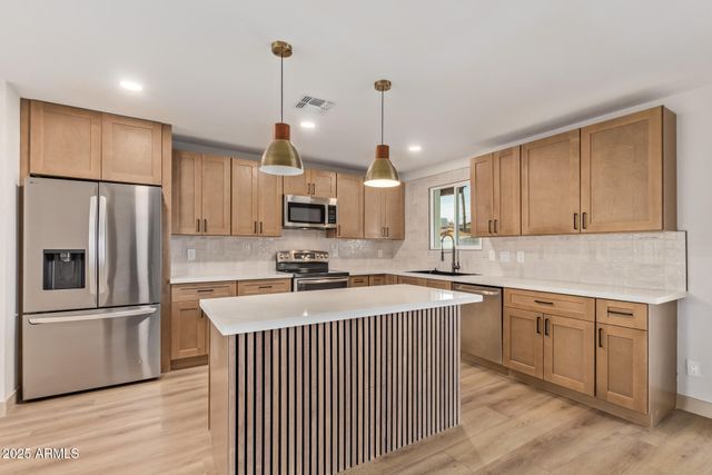 2910 W ANDERSON Drive, Phoenix, AZ 85053