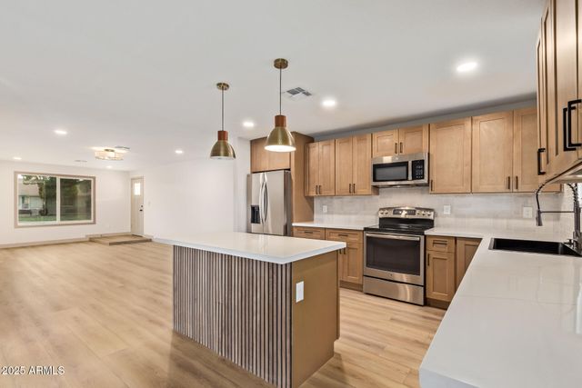 2910 W ANDERSON Drive, Phoenix, AZ 85053