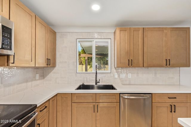 2910 W ANDERSON Drive, Phoenix, AZ 85053