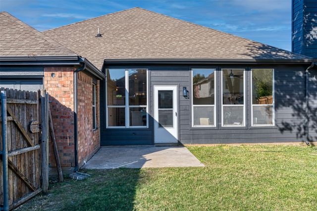 2129 Wallbrook Drive, Lewisville, TX 75067