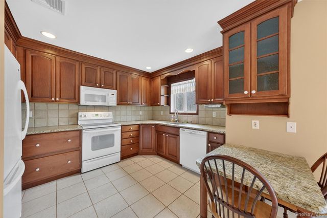 194 Vineyard Avenue, Highland, NY 12528