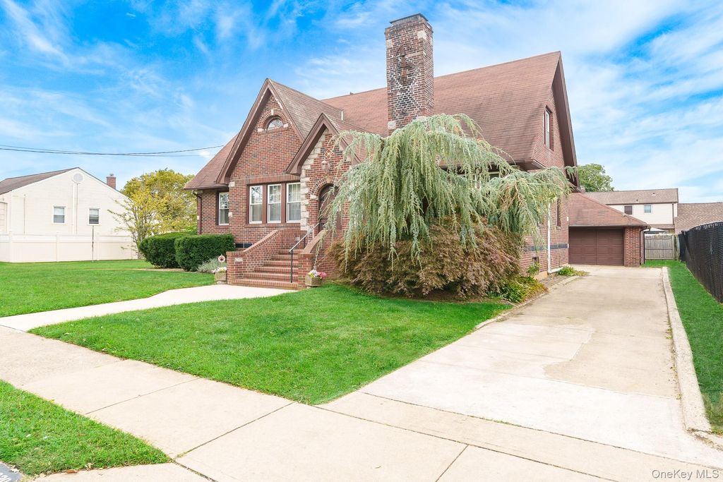 2320 Woodland Avenue, Wantagh, NY 11793 — photo 2