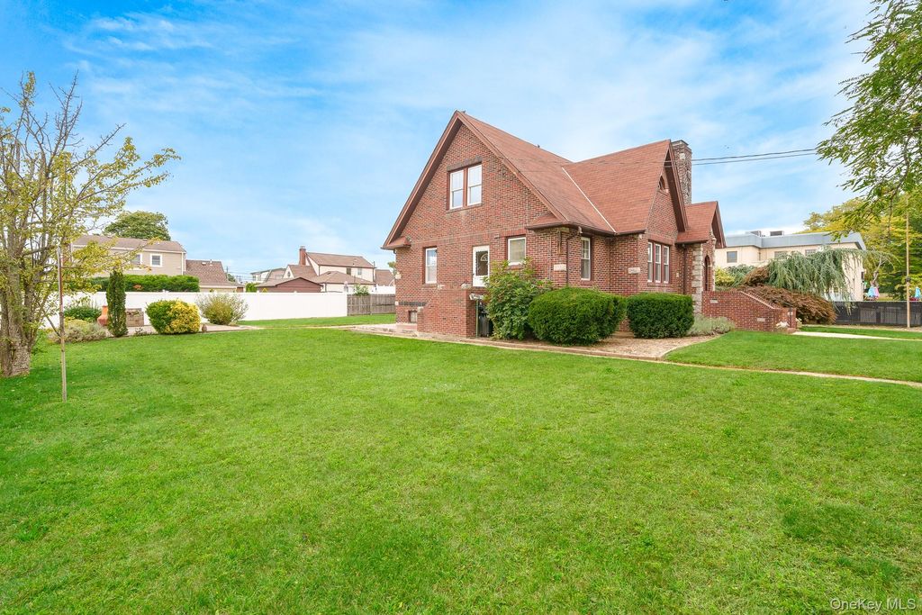 2320 Woodland Avenue, Wantagh, NY 11793 — photo 4
