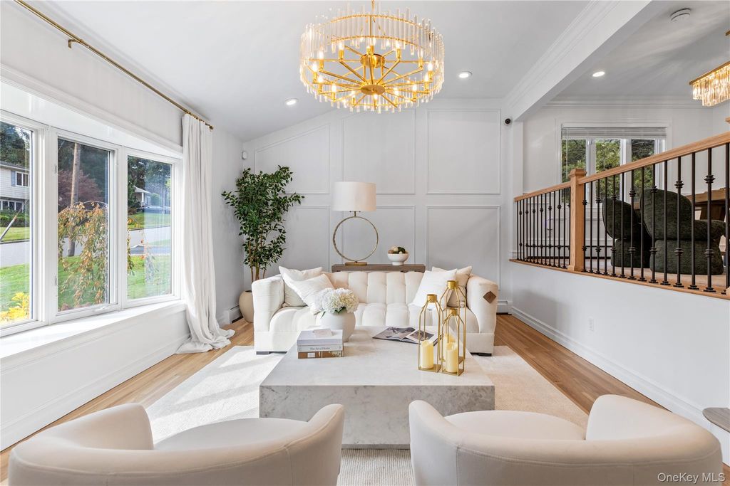 4 Long Ridge Road, Plainview, NY 11803