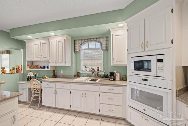 2537 Meek St, Gulf Breeze, FL 32563