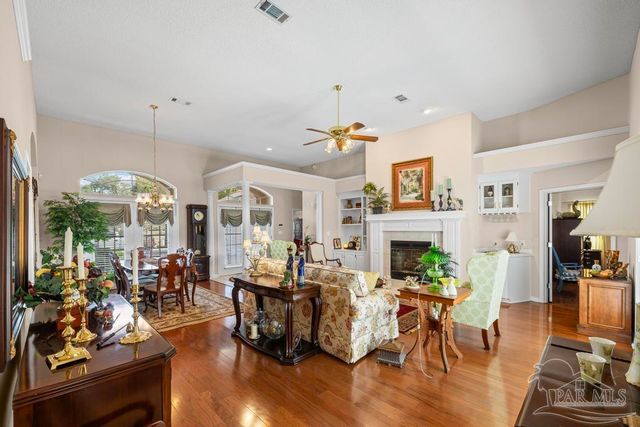 2537 Meek St, Gulf Breeze, FL 32563