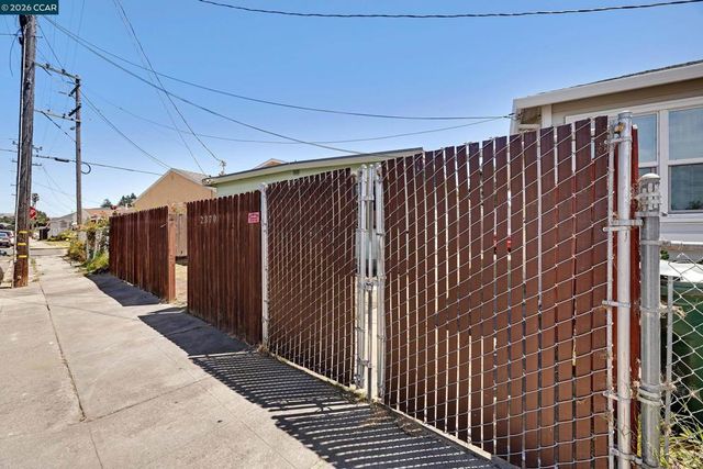 2370 Pine Ave, Richmond, CA 94806