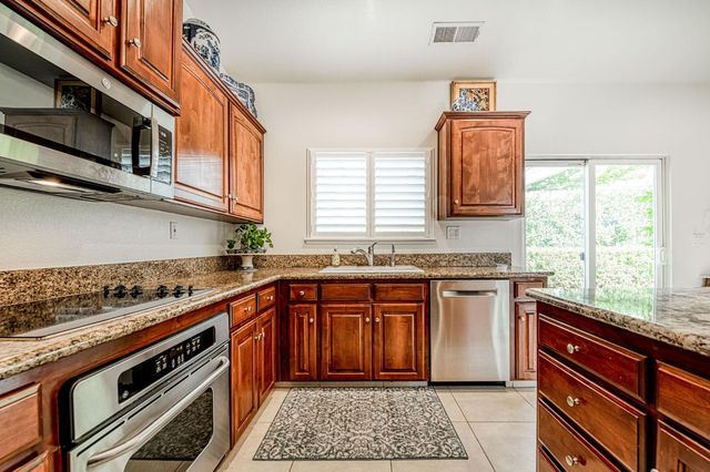 1140 E Sawgrass Avenue, Fresno, CA 93730