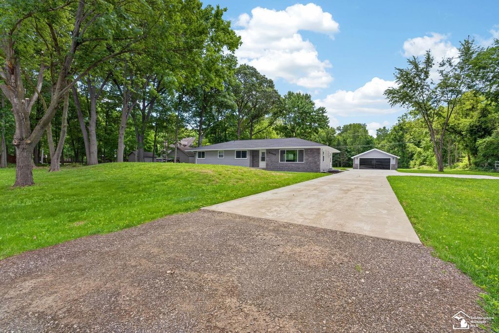29055 Bredow Avenue, Romulus, MI 48174