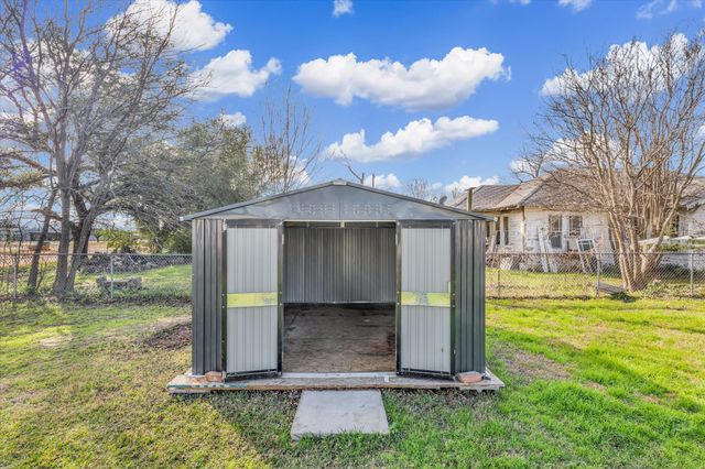 704 E McLennan Avenue, Mart, TX 76664