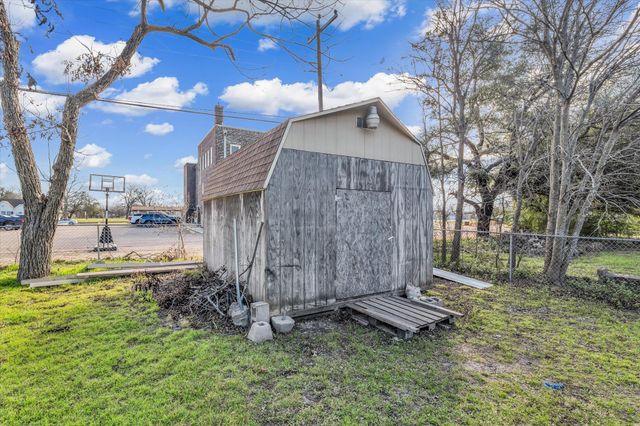 704 E McLennan Avenue, Mart, TX 76664