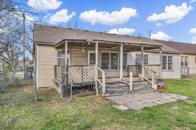 704 E McLennan Avenue, Mart, TX 76664