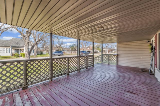 704 E McLennan Avenue, Mart, TX 76664