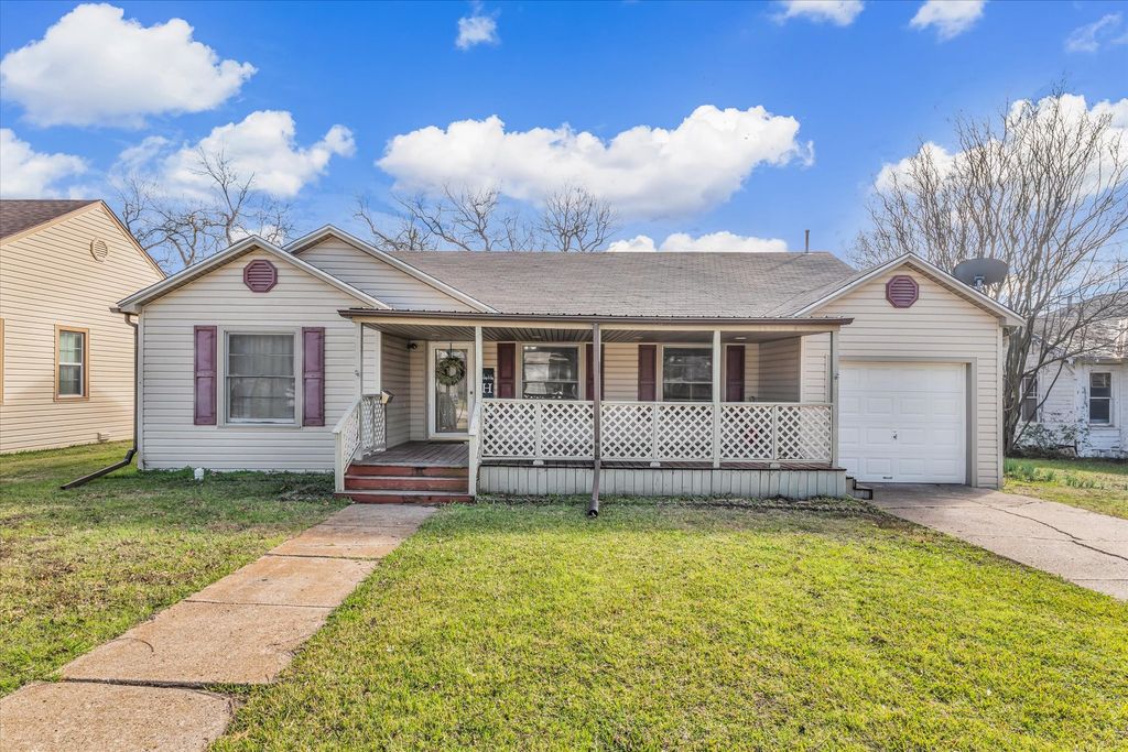 704 E McLennan Avenue, Mart, TX 76664