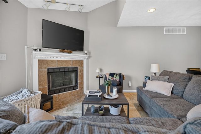 295 Pineview Drive NE, Warren, OH 44484