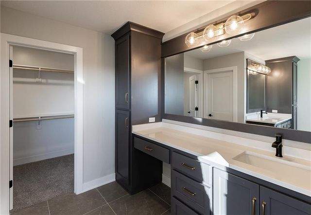 18456 Pawnee Lane, Overland Park, KS 66085