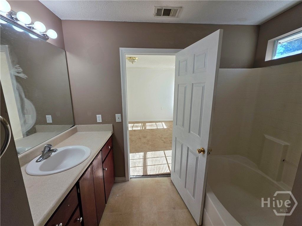 Image 9 of property listing at 30 Escapade Lane, Savannah, GA 31405