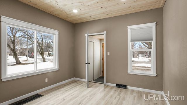 1006 Stephenson Avenue, Escanaba, MI 49829