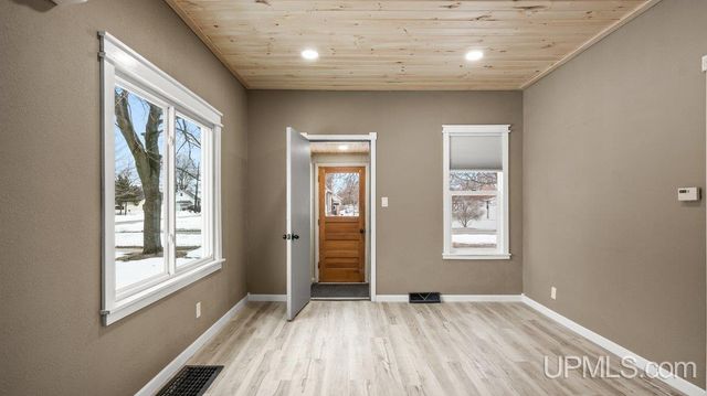 1006 Stephenson Avenue, Escanaba, MI 49829