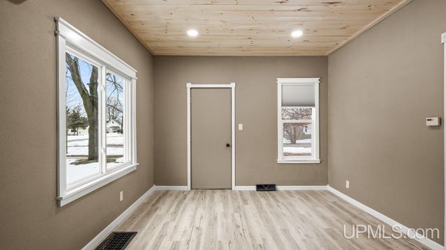 1006 Stephenson Avenue, Escanaba, MI 49829