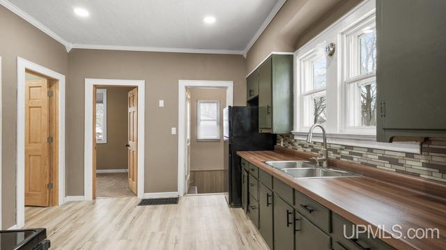 1006 Stephenson Avenue, Escanaba, MI 49829