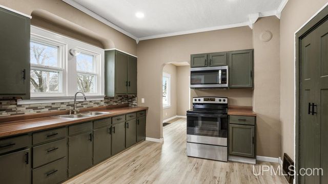 1006 Stephenson Avenue, Escanaba, MI 49829