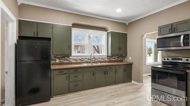 1006 Stephenson Avenue, Escanaba, MI 49829