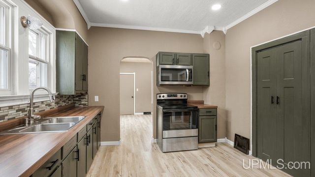 1006 Stephenson Avenue, Escanaba, MI 49829