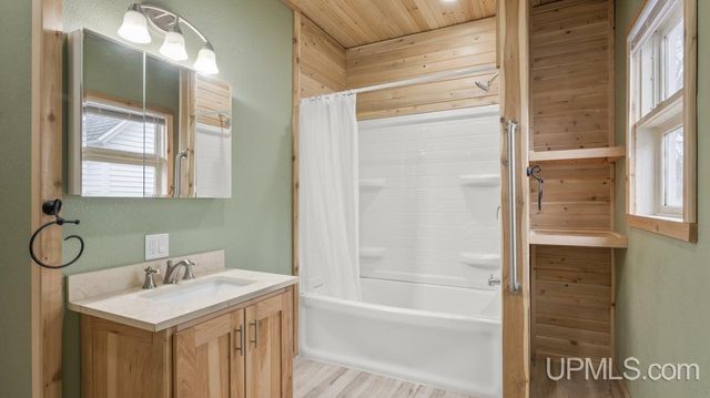 1006 Stephenson Avenue, Escanaba, MI 49829