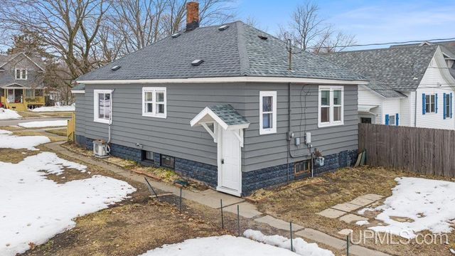 1006 Stephenson Avenue, Escanaba, MI 49829