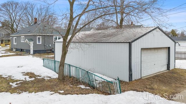 1006 Stephenson Avenue, Escanaba, MI 49829