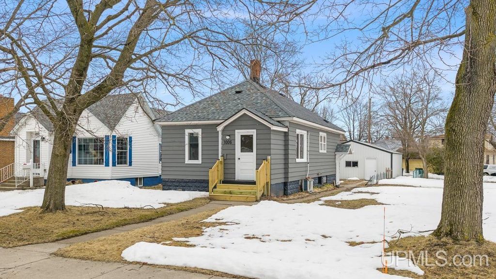 1006 Stephenson Avenue, Escanaba, MI 49829