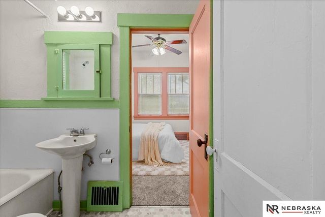2244 S 33rd Street, Lincoln, NE 68506