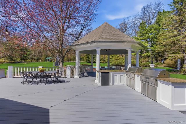 5 Toboggan Hill Path, Cold Spring Harbor, NY 11724