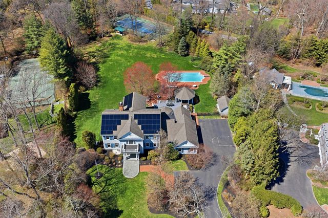 5 Toboggan Hill Path, Cold Spring Harbor, NY 11724