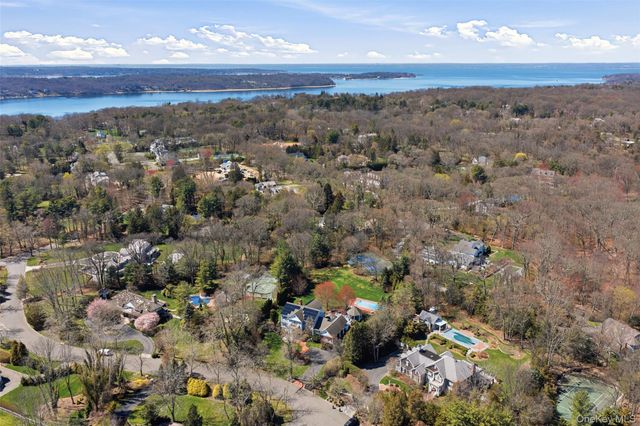 5 Toboggan Hill Path, Cold Spring Harbor, NY 11724