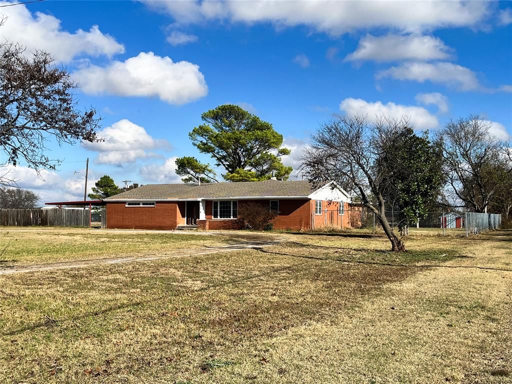 Image 1 of property listing at 500 E Iowa Street, Walters, OK 73572