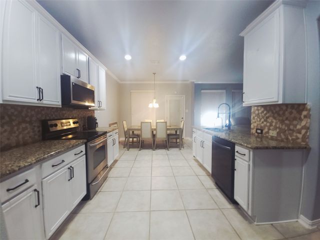 1024 Fair Oaks Drive, Grand Prairie, TX 75052