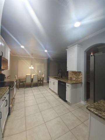 1024 Fair Oaks Drive, Grand Prairie, TX 75052