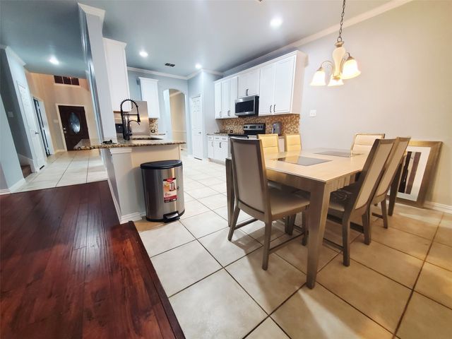 1024 Fair Oaks Drive, Grand Prairie, TX 75052