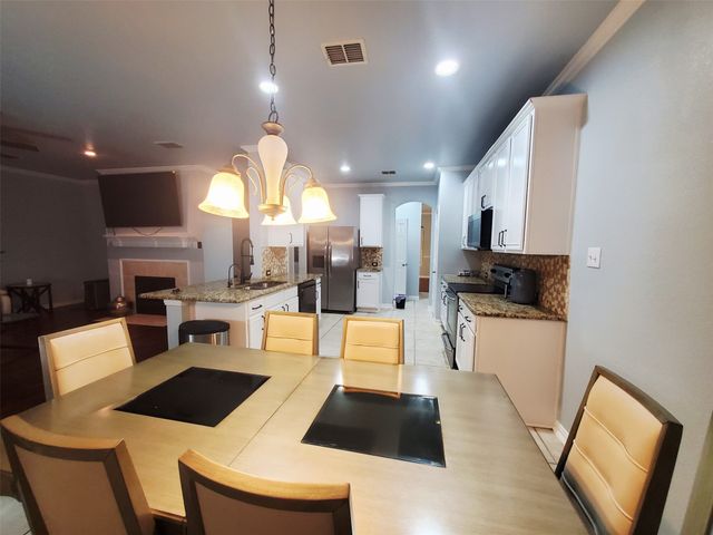 1024 Fair Oaks Drive, Grand Prairie, TX 75052
