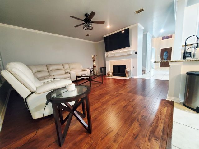 1024 Fair Oaks Drive, Grand Prairie, TX 75052