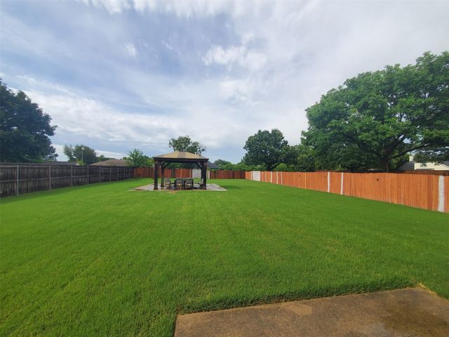 1024 Fair Oaks Drive, Grand Prairie, TX 75052